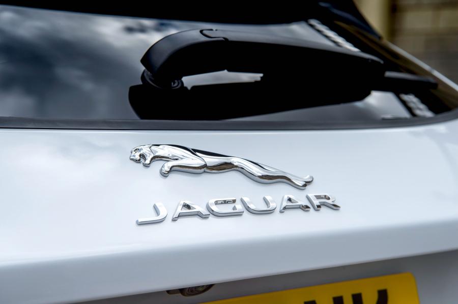 Логотип Jaguar E-Pace D150 2018 года  (UK) (фото 37 из 39)